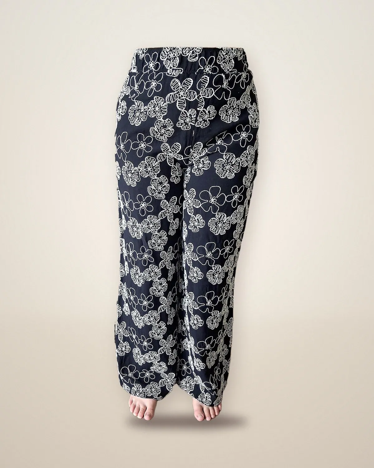 Pantalon Fleuri Noir — Fleurs blanches sur noir, fait main à Vedène